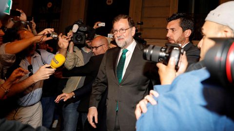 Rajoy, a la salida del restaurante donde pas la tarde, mientras en el Congreso los grupos de la oposicin debatan la mocin de censura contra l