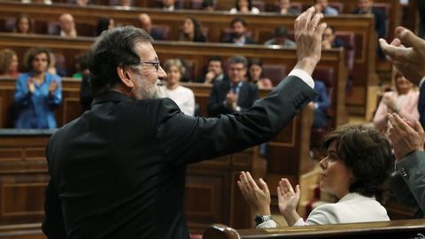 El debate ha comenzado a las nueve de la maana pero Mariano Rajoy ha llegado poco antes de las diez y media. Ha sido recibido con aplausos por parte de la bancada popular. 