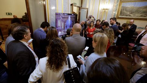 Varios periodistas siguen a travs de una pantalla la intervencin de Rajoy. 