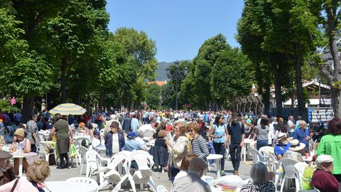 Cientos de ovetenses celebran el Martes de Campo en el Parque San Francisco de Oviedo