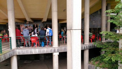 Los estudiantes, antes de enfrentarse a la EBAU, se relajan en la cafetería de la Facultad de Economía y Empresa