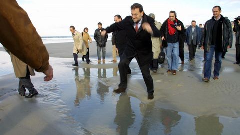 Visita de Rajoy, como ministro de Presidencia, a Cain para evaluar la situacin tras el accidente del Prestige, en el 2003