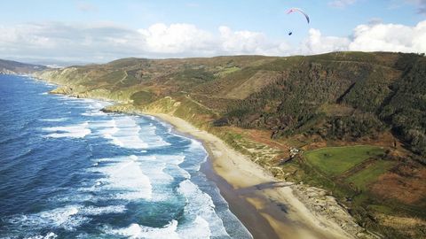 Coto de A Lagoa. Las vistas desde la zona de despegue de los parapentistas son excepcionales. Allí, las antiguas construcciones del Ejército del Aire son testigos de un malogrado plan de aprovechamiento aeronáutico en los 50