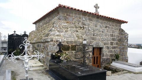 Iglesia y capilla gótica de Serantes. En los primeros compases aparece la parroquia del antiguo ayuntamiento de Serantes, con su histórica capilla, sencilla pero única en la zona en su género de gótico tardío