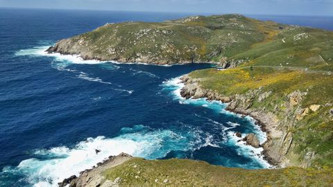 Cala de A Cova. Entre Covas y Prior, esta cala acoge a multitud de pequeñas embarcaciones. El itinerario pasa por encima de ella, en un entorno repleto de especies vegetales y tesoros como una antigua grúa metálica que servía para subir y bajar barcas