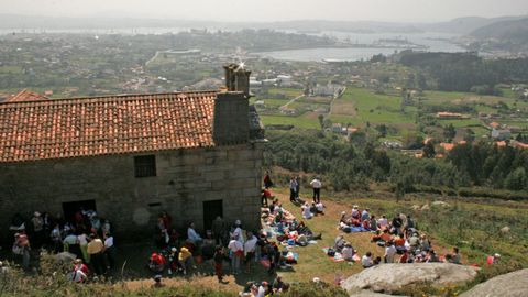 Ermita de Chamorro. El terreno se pone cuesta arriba de camino a la tradicional ermita de Nuestra Señora de Chamorro, muy venerada Ferrol, un lugar que también sirve de excepcional mirador del esplendor de la urbe