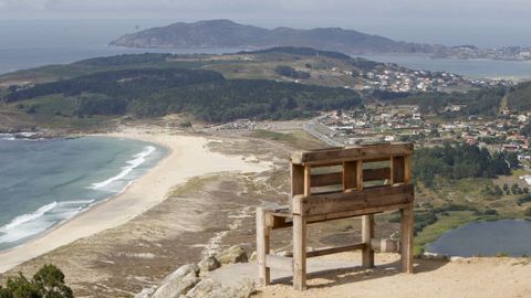 Monteventoso. Otro lugar en el que es imprescindible sacar la cámara. Desde allí, en 1800, se apreció la flota inglesa que atacó Ferrol. En días despejados se ven Malpica o las islas Sisargas