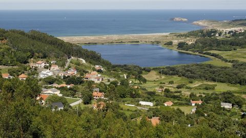 Lago de Doniños. Los organizadores optan por bordear el lago de Doniños para no entrar en el espacio dunar de la playa. Desde aquí se admira el único espacio lacustre de agua dulce del municipio, con mucha fauna y flora. El paseo hasta allí también lo hace especial