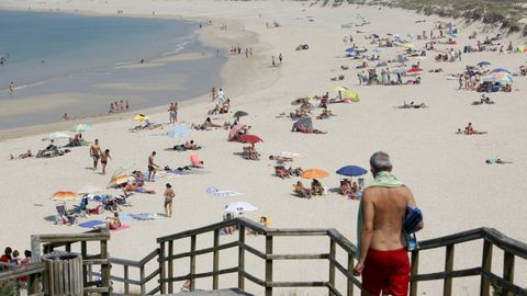 Playa de San Xurxo. Para muchos, por su forma, sus dunas y sus alrededores, una de las más espectaculares de Ferrol. Si el tiempo acompaña, el azul de sus aguas es llamativo. Se trata de uno de los lugares más fotografiados y multitudinarios durante el verano