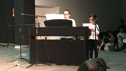 Piano y voz con una de las alumnas más jóvenes