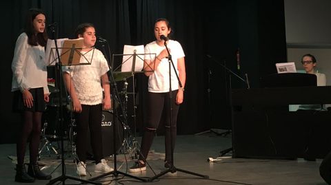 El trío de canto, con su canción «Colores en el viento»