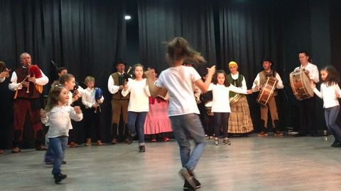Grupo de gaitas y baile gallego