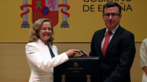 La ministra de Economa Nadia Calvio recibe su cartera de manos del saliente Romn Escolano