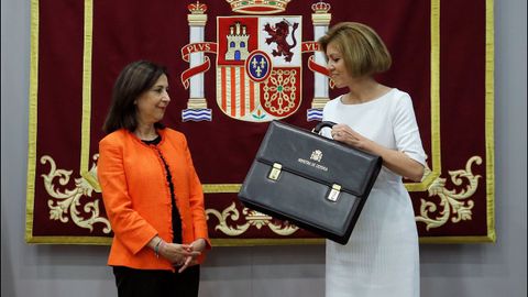  La ministra de Defensa, Margarita Robles, posa junto a su predecesora en el cargo, Mara Dolores de Cospedal, durante la ceremonia de traspaso de cartera en el Ministerio de Defensa en Madrid