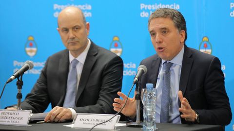 El presidente del Banco Central de la Repblica Argentina, Federico Sturzenegger y el ministro de Hacienda argentino, Nicols Dujovne