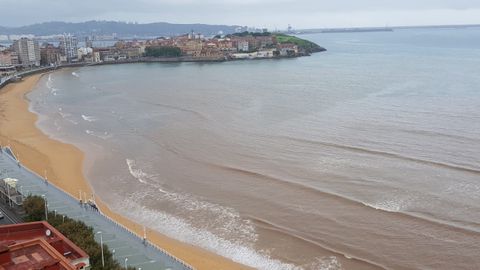 La playa de San Lorenzo, con las manchas