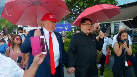 Unos dobles del presidente estadounidense, Donald Trump y del lder norcoreano, Kim Jong Un, pasean de la mano por las calles de Singapur