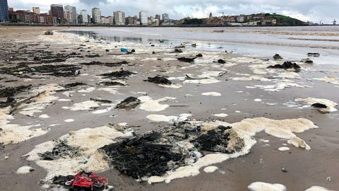 Estado de la playa de Gijón tras las últimas lluvias