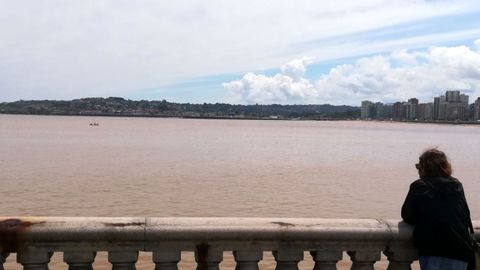 Mancha en la playa de San Lorenzo de Gijón tras las fuertes lluvias