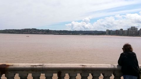 Mancha en la playa de San Lorenzo de Gijn tras las fuertes lluvias