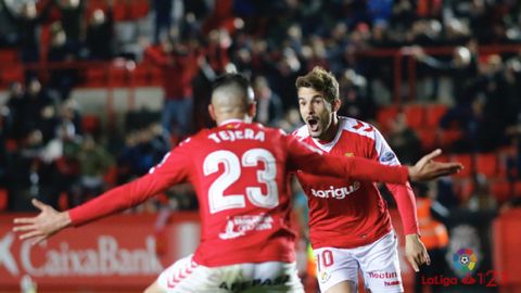 Juan Muiz y Sergio Tejera celebran un gol con el Nstic