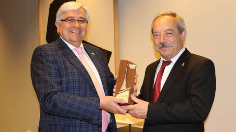 El alcalde Wenceslao Lpez recibe la Escoba de Platino