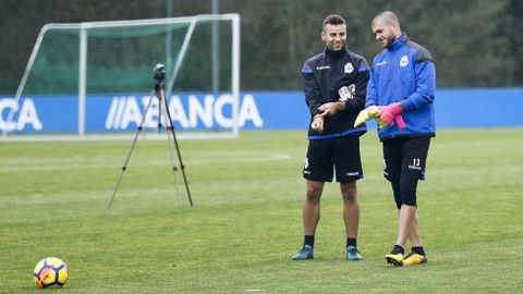 Manu Sotelo charla con Rubén durante un entrenamiento