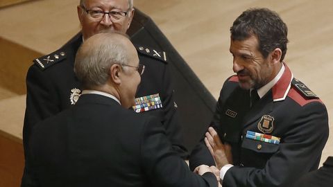 Ferran López, saludando a Llarena en un acto en Barcelona