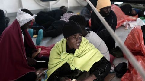 Los inmigrantes soportan las penosas condiciones de la travesía contando las horas que faltan para llegar a España