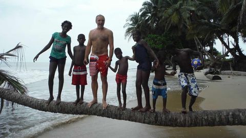 El ferrolano Jos Ignacio Ruano en la playa de Biavide, de Guinea Ecuatorial, junto a su familia africana