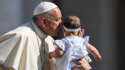 El Papa besa a una nia a su llegada a la audiencia general de los mircoles en el Vaticano