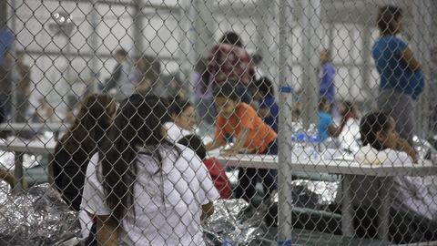 Migrantes detenidos en un centro de McAllen, en Texas