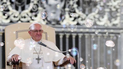 El papa Francisco observa un espectculo del circo acutico durante la audiencia general celebrada en la plaza de San Pedro del Vaticano