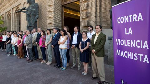Miembros del Ayuntamiento de Zaragoza se concentran este medioda en seal de repulsa por el asesinato de una mujer