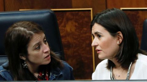 La portavoz del PSOE, Adriana Lasta, conversa con la ministra de Sanidad, Consumo y Bienestar Social, Carmen Montn