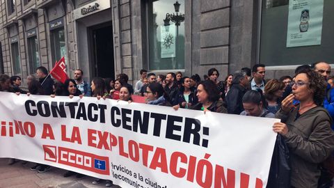 Protesta de los trabajadores del call-centre de Liberbak, en la plaza de La Escandalera
