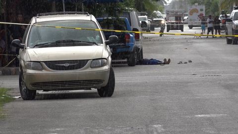 Cuerpo abatido de un vendedor de drogas en una calle de Cancún, asolada por la guerra de bandas