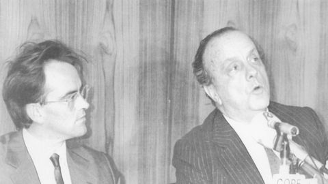 El presidente nacional de Alianza Popular, Manuel Fraga Iribarne, acompañado de Antonio Hernández Mancha, presidente regional de Andalucía