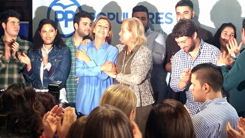 María Dolores de Cospedal y Mercedes Fernández en un acto de las primarias del PP en Asturias