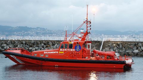 La embarcación Salvamar Mirach, entrando en el puerto de Cangas