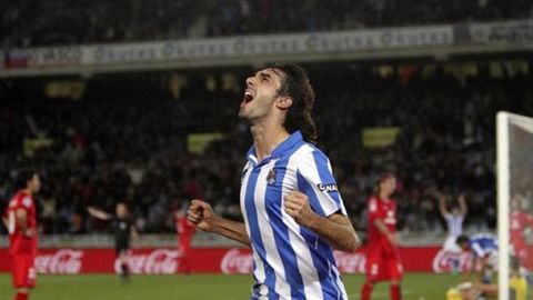 Carlos Martínez celebra un gol con la Real Sociedad