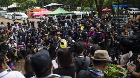 La prensa tailandesa cubriendo la operacin de rescate.