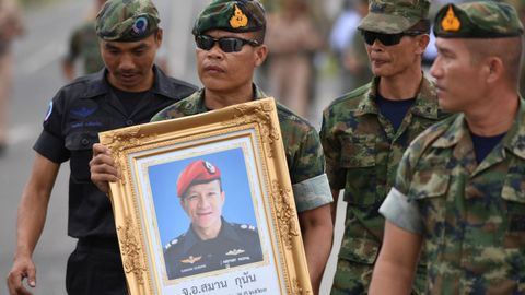 Las autoridades le rinden un homenaje a Saman Kunan, de 38 aos, quien muri al intentar rescatar a los nios y a su entrenador. 