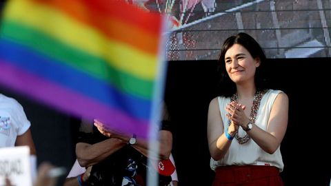  La ministra de Sanidad, Carmen Montn en el escenario instalado en la plaza de Coln de Madrid donde ha finalizado la manifestacin del Orgullo Gay