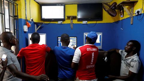 Centro de apuestas de Lagos, Nigeria, durante la Copa del Mundo