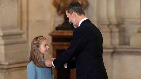 La princesa Leonor recibe el Toisn de Oro de la mano del rey Felipe VI