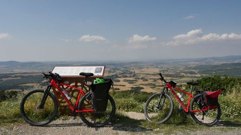 Las bicicletas del equipo de La Voz en el Alto del Perdn