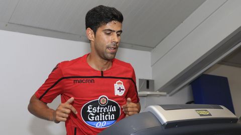 Juanfran, durante los exámenes médicos del pasado lunes con el Deportivo