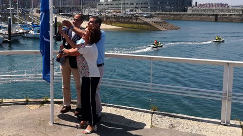 Flor Guardado, Esteban Aparicio y Alberto Vizcaíno izan la Bandera Azul en el Puerto Deportivo de Gijón
