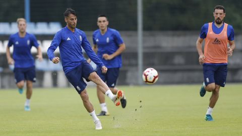 Tejera golpea un balón con Carlos, Folch y Toché en segundo plano